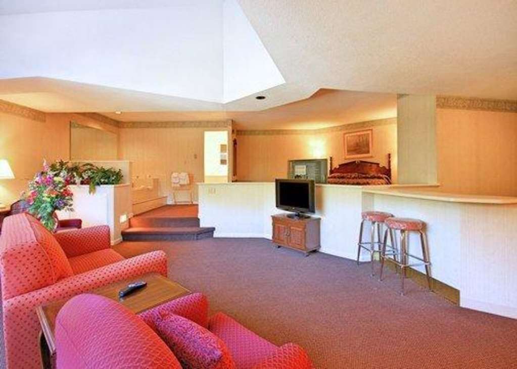 Econo Lodge Inn & Suites Groton Habitación foto